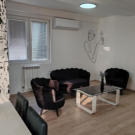 Central Modern Flat M&M Apartments Skopje Bagian luar foto