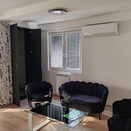 Central Modern Flat M&M Apartments Skopje Bagian luar foto