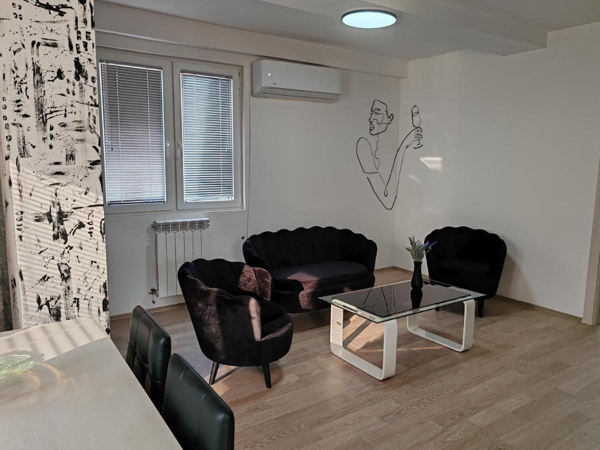 Central Modern Flat M&M Apartments Skopje Bagian luar foto
