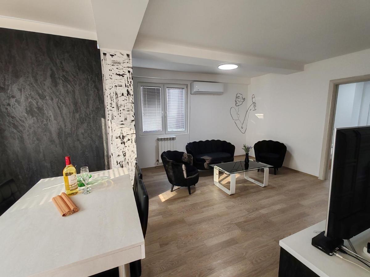 Central Modern Flat M&M Apartments Skopje Bagian luar foto