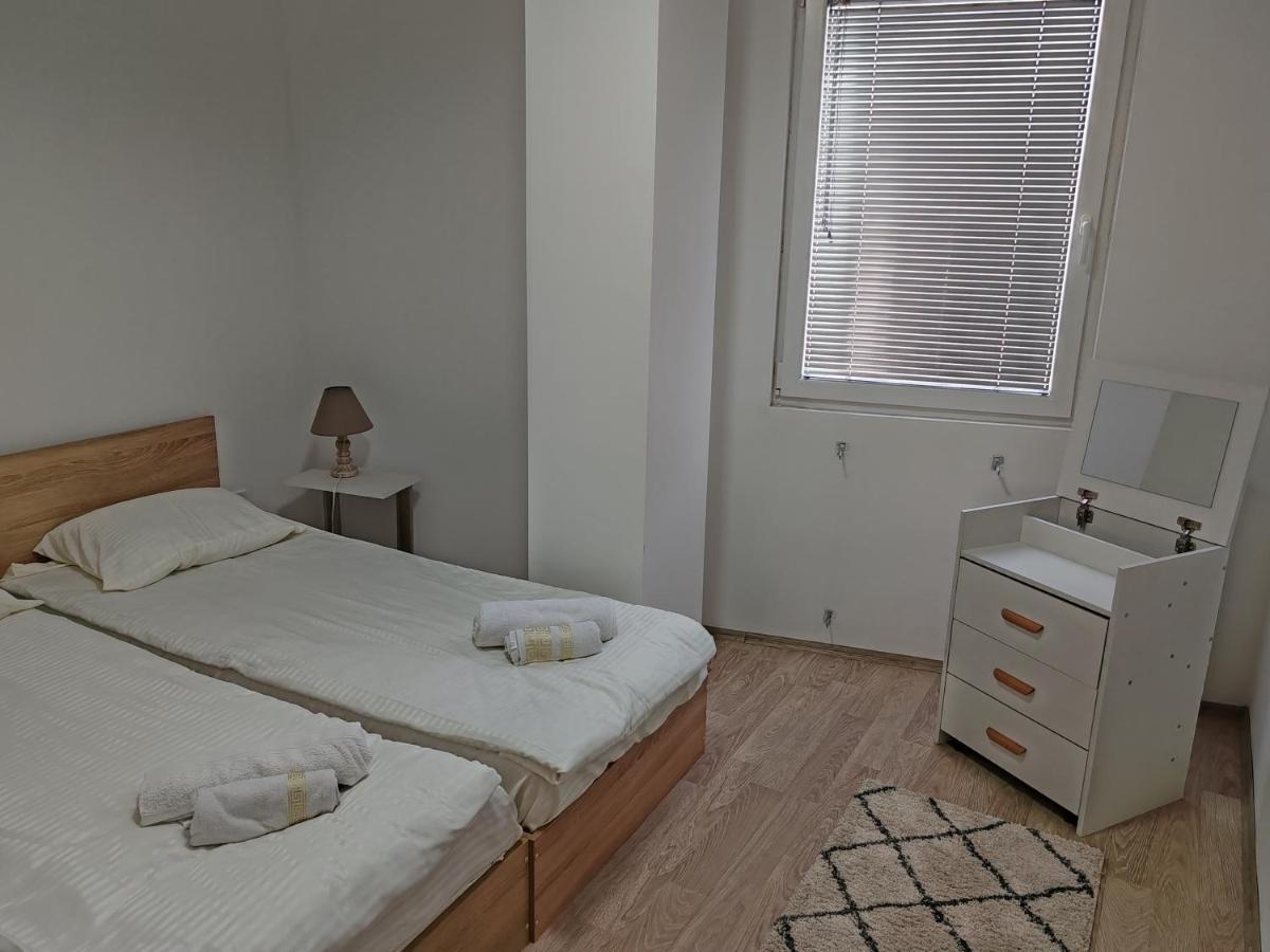 Central Modern Flat M&M Apartments Skopje Bagian luar foto