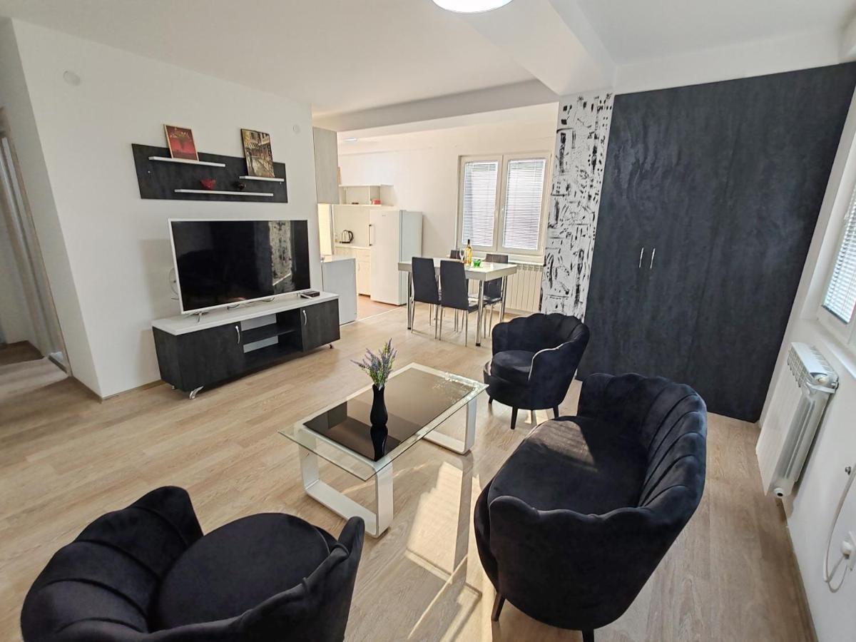 Central Modern Flat M&M Apartments Skopje Bagian luar foto