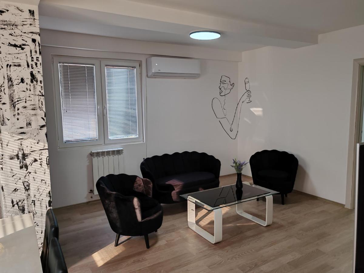 Central Modern Flat M&M Apartments Skopje Bagian luar foto