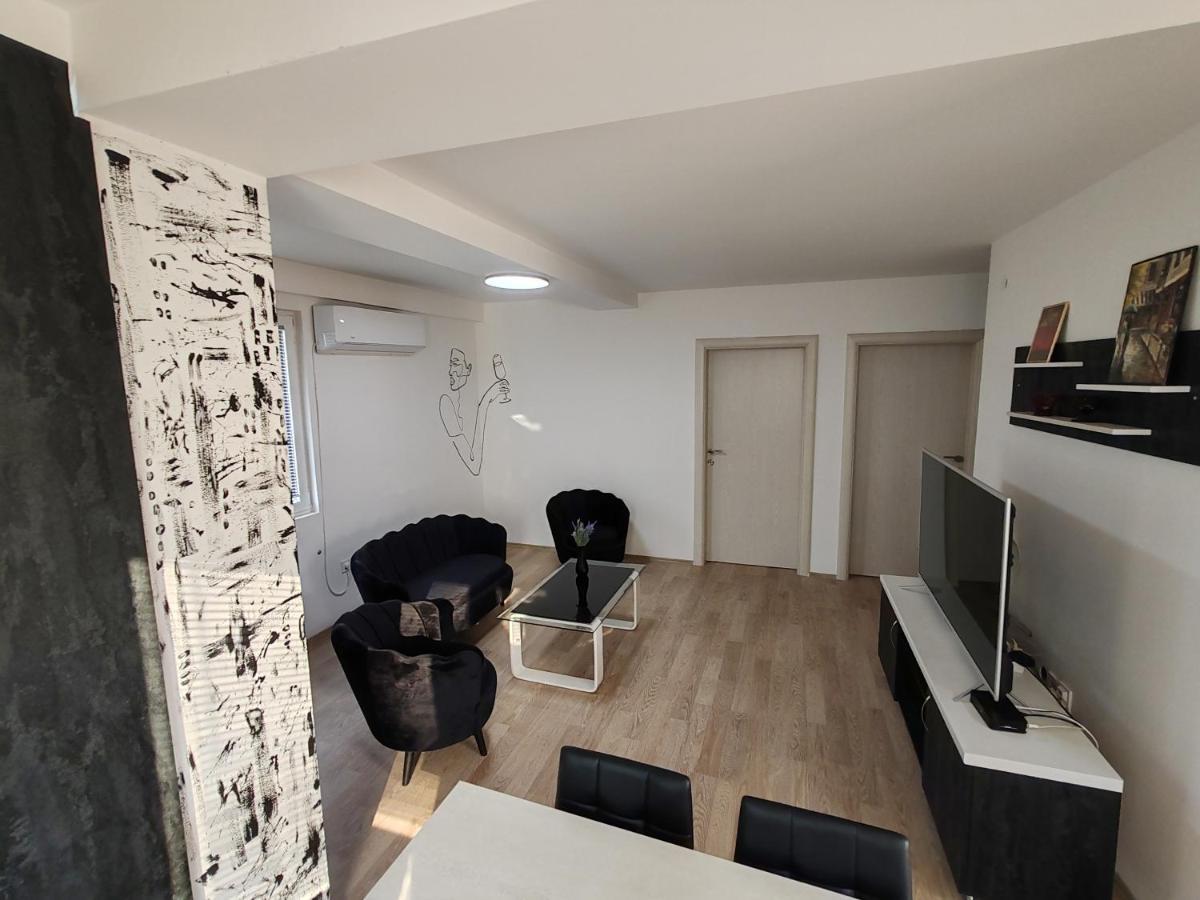 Central Modern Flat M&M Apartments Skopje Bagian luar foto