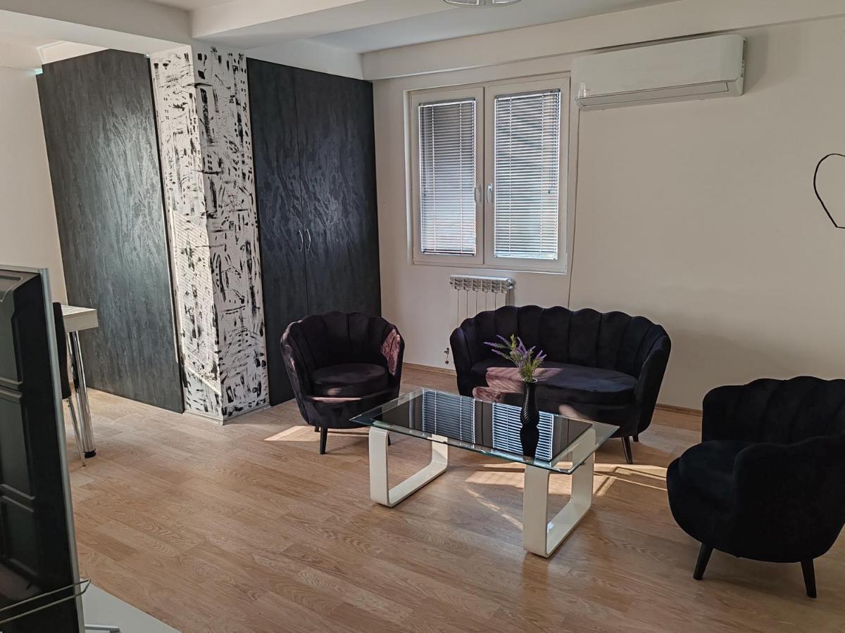Central Modern Flat M&M Apartments Skopje Bagian luar foto