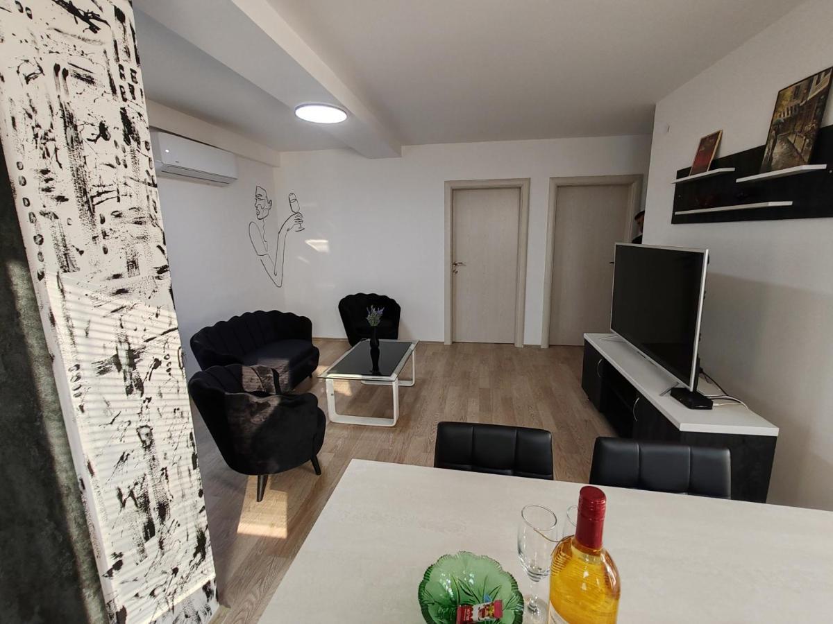 Central Modern Flat M&M Apartments Skopje Bagian luar foto